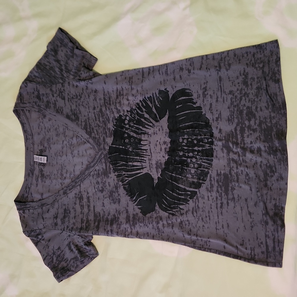 Simdog-LG v-neck t-shirt, slightly see through, lips kiss print